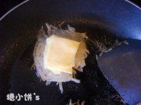 芝心土豆丝饼,芝士片撕成合适大小。加在之间。吃前微波炉加热1分钟使芝士融化即可