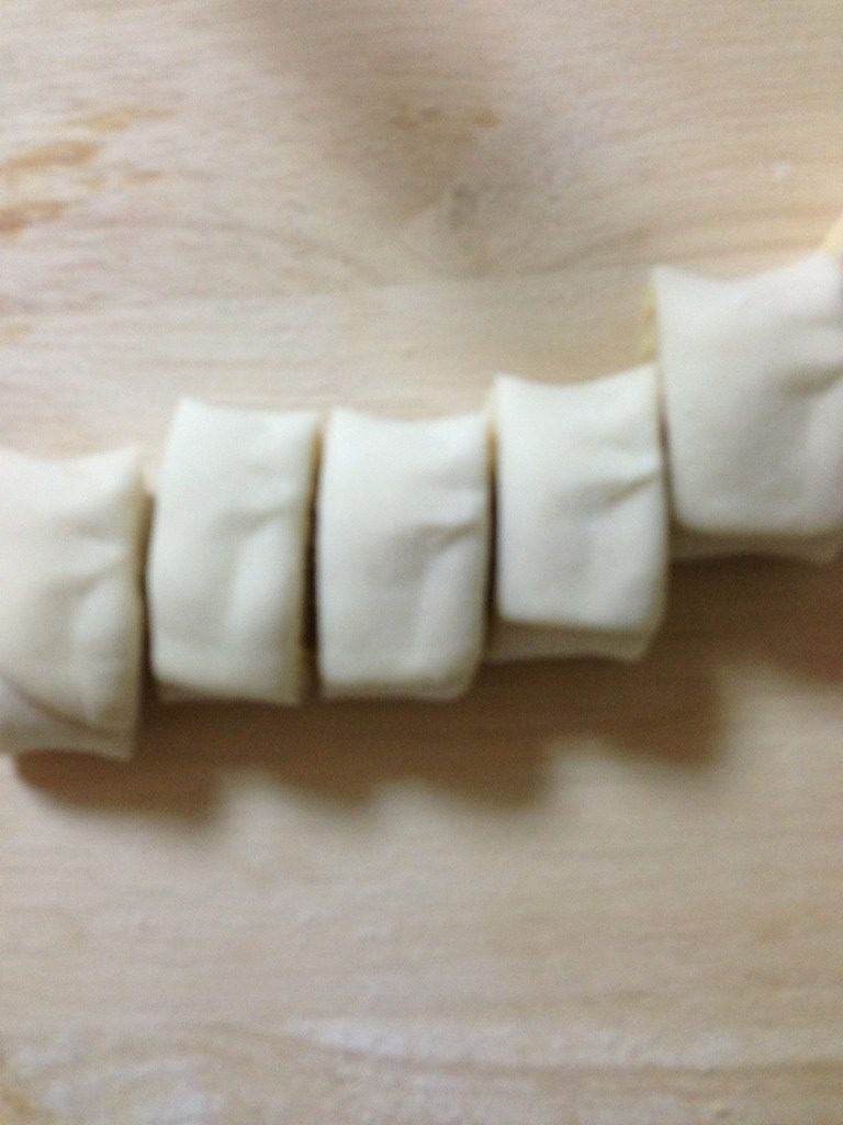 豆腐小花卷,切成两三厘米宽的小剂子