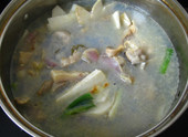 河蚌咸肉竹笋汤,所有材料一起放锅里，添加清水，放入葱姜黄酒，大火煮开后用小火煮