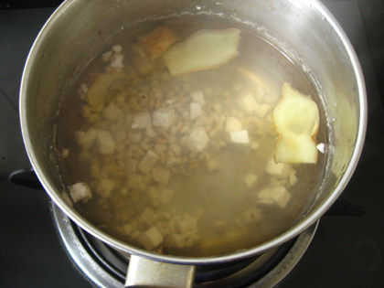 茯苓薏米姜茶,加入生姜，点火，煮开后，转小火煎煮30分钟，这时水差不多只有一碗了。关火，趁热喝。