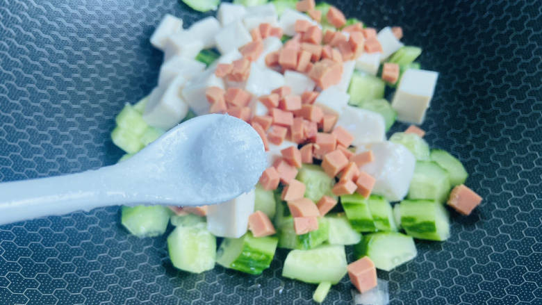 黄瓜烧豆腐,根据个人口味加入适量盐