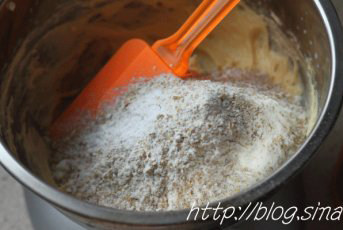全麦黑芝麻饼干,低粉及泡打粉混合过筛，加入全麦粉，倒入拌好的黄油中，用刮刀拌匀