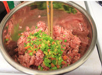 油豆腐塞肉,在肉馅中加入肉馅的酱料，顺时钟搅上劲（10-15min）