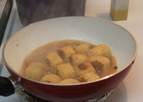 油豆腐塞肉,加入4大勺骨汤，加入生抽：糖＝1:1，大火收汁即可