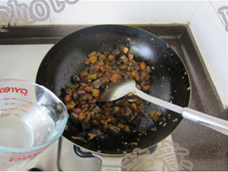 微波炉版酱烧茄子泥,加入少许开水，转大火，煸炒至汤汁微微粘稠