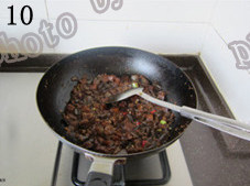 微波炉版酱烧茄子泥,加入另一半蒜末；加入青红椒；大火煸炒均匀，即可