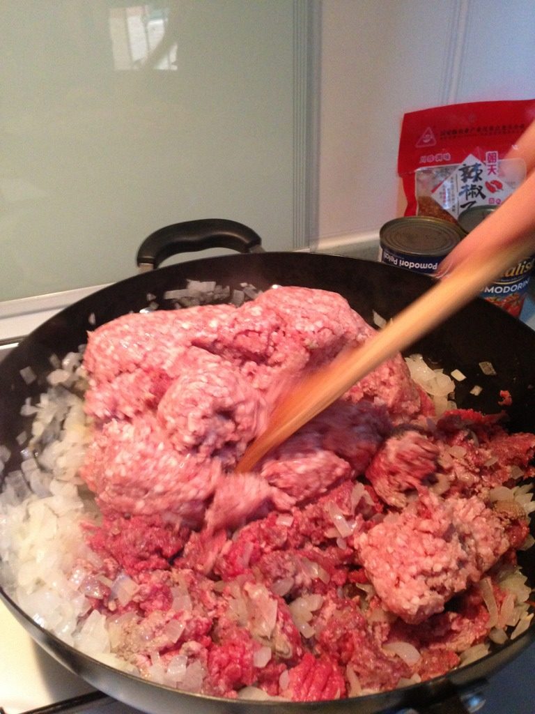 肉酱意面,加入牛肉和猪肉馅儿，继续翻炒到肉的颜色变了