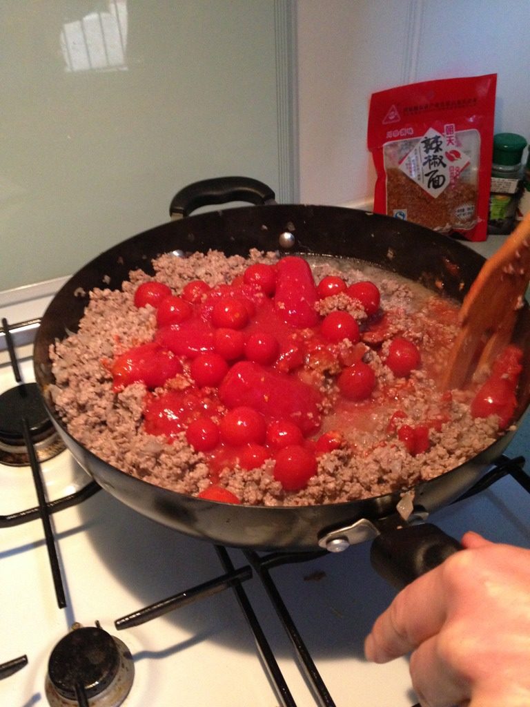 肉酱意面,加入番茄酱 继续翻炒