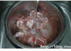 豉汁蒸排骨,猪肋排斩小块，冲洗至无血水后用清水浸泡15分钟左右，捞出沥干水分;