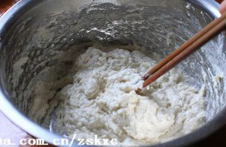 葡萄干发糕,将酵母水倒入面粉中，用干净的筷子搅匀