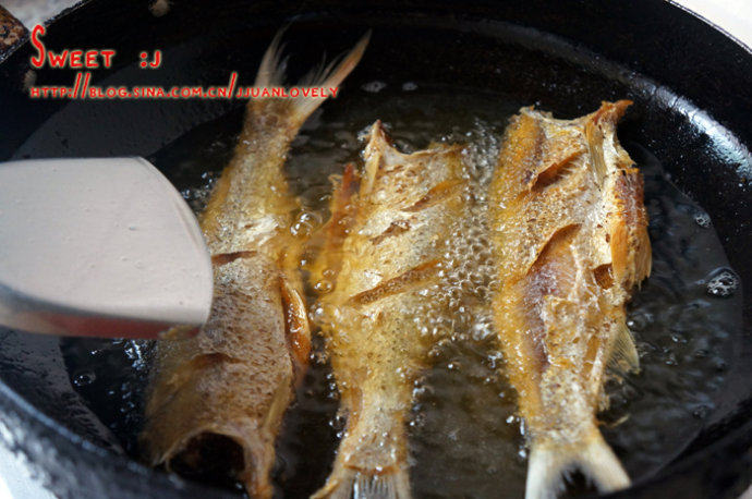 香辣刁子鱼,腌制好的鱼取出，用厨房纸吸干鱼生和鱼腹的多余<a style='color:red;display:inline-block;' href='/shicai/ 156925'>水</a>分。油锅大火高温下鱼炸定型后转小火慢炸，捞起沥干油后在反复回锅小火复炸2次，炸过3边后，捞起沥油备用。
