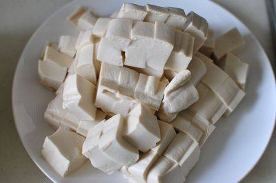 微波肉沫豆腐,豆腐抹一点点盐，切小块备用。