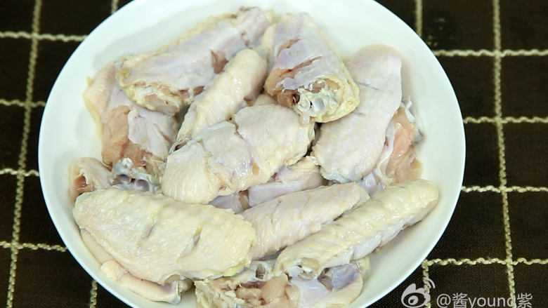 可乐鸡翅（懒人菜系列）,4、轻柔的抓捏以便鸡翅更好的吸收腌制，静置腌制15分钟。