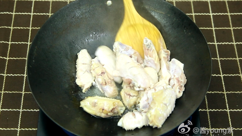可乐鸡翅（懒人菜系列）,7、将鸡翅下锅煎炸。