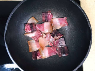 干锅菜花五花肉,慢火煎一下，煎至肥油脂分泌出来