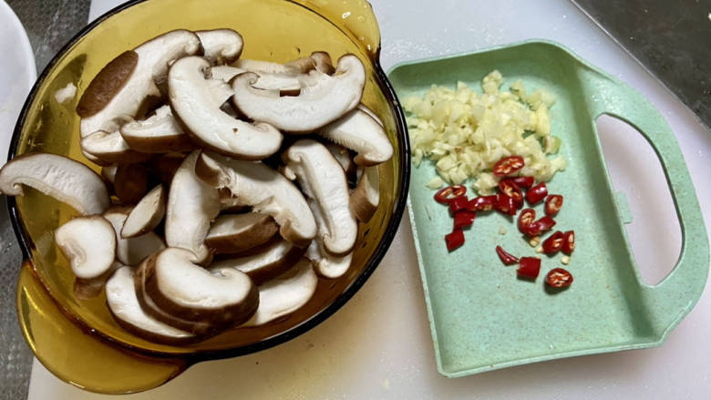 香菇炒生菜,香菇切片约两毫米，蒜切末，小米辣切圈