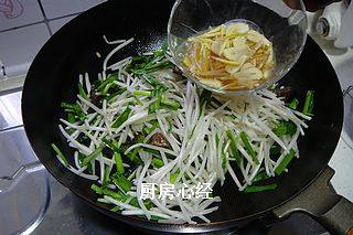 豆豉鲮鱼绿豆芽,放入韭菜，炒制片刻，倒入豆芽菜立即炒匀后，倒入碗汁