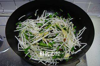 豆豉鲮鱼绿豆芽,倒入碗汁后，先不要动，片刻后淀粉收汁后，翻动即可出锅。