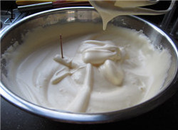 酸奶果仁小蛋糕,鸡蛋加细砂糖放进另一个大碗；用电动打蛋器打发，颜色发白、体积膨胀、滴落后的痕迹基本不会消失