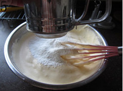酸奶果仁小蛋糕,分两次筛入低筋面粉；