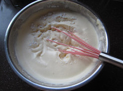 酸奶果仁小蛋糕,用手抽采用压、翻、划十字等方法搅拌至看不见干粉后，再筛入第二次，并用同样的方法搅拌至看不见干粉；