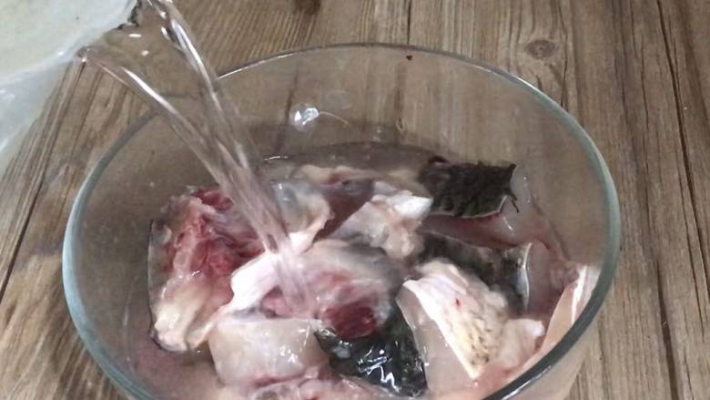 红烧草鱼块,把腌制好的鱼块洗净血水，沥干水份