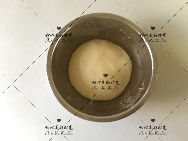 爆浆乳酪面包（平底锅版）,和好的面团放入一个碗中盖上保鲜膜室温发酵至2倍大