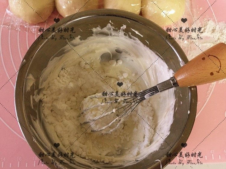 爆浆乳酪面包（平底锅版）,将室温软化的奶油奶酪和糖粉混合