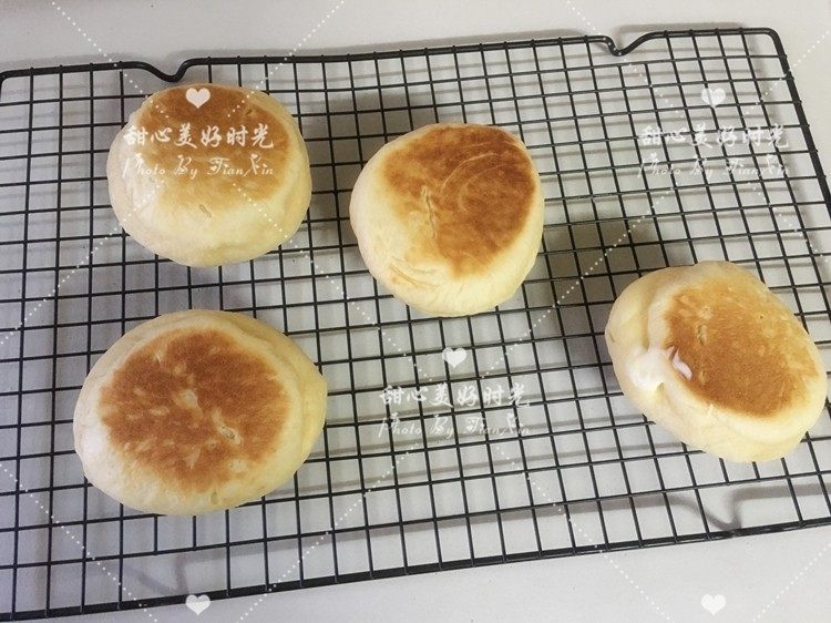 爆浆乳酪面包（平底锅版）,刚出锅的乳酪面包放晾网上散热，待温热不烫口时就可以品尝美味了