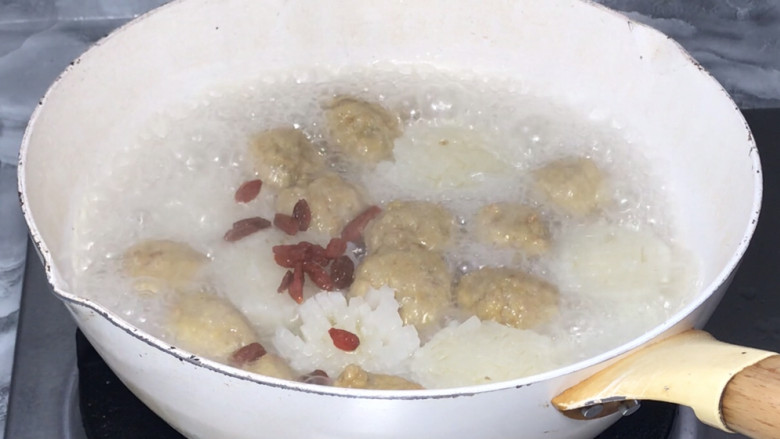 菊花萝卜丸子汤,15分钟后打开锅盖，放入枸杞，拌匀
