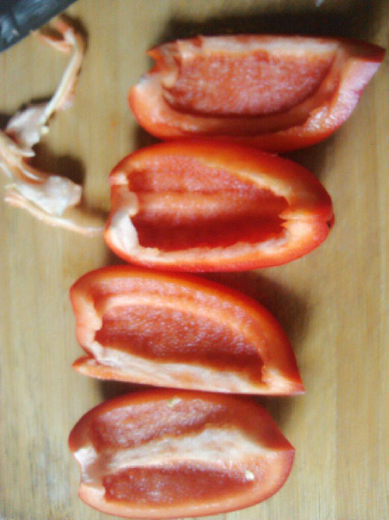 蒜苔爆猪肝,4、把红辣椒处理好，去除里面的白色内囊