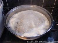 蚝豉蒸凤爪,水开后煮5分钟。洗净。过冰水。捞出沥干