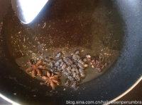 蚝豉蒸凤爪,另起油锅。爆香花椒，八角和豆豉。