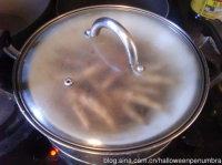 蚝豉蒸凤爪,搅拌均匀后上锅蒸一个小时。转移到炒锅内将汤汁收浓即可