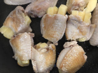 网红土豆酿鸡翅,煎至两面金黄。