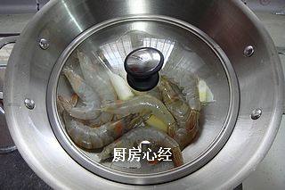 古法压榨油焖虾,锅中放入少油，爆香葱姜后，倒入大虾，立即盖上一个非常小的锅盖，以增大锅中的压力，压出红油