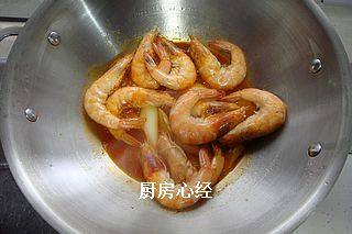 古法压榨油焖虾,大约3-5分钟，红油完全渗出时，可以揭盖，将虾检出摆在盘中，葱姜不要，红油留在锅中备用