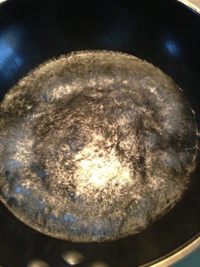 香菇油菜锅鱼儿汤,锅内的水烧沸