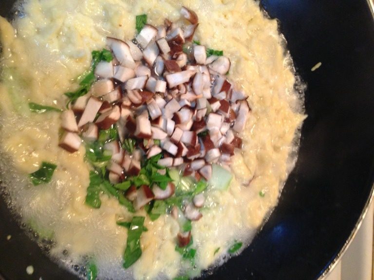 香菇油菜锅鱼儿汤,面鱼儿煮开后放入香菇和油菜丁