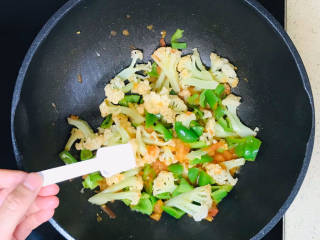 杂炒时蔬,翻炒至蔬菜恹恹，撒入盐调味