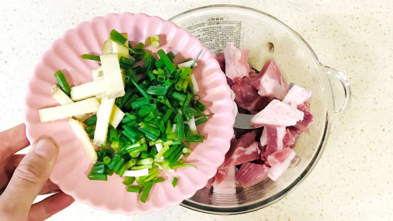 蛤蜊水饺,葱姜洗净，加入猪肉中