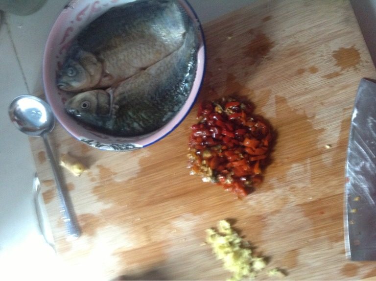 泡椒鱼鱼,辣椒切碎，酸水可淋在鱼身上