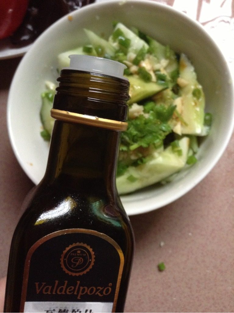 凉拌黄瓜,如图再倒入橄榄油