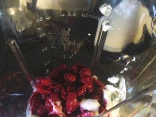 覆盆子酸奶甜品,将覆盆子、酸奶、芝士倒入搅拌机里