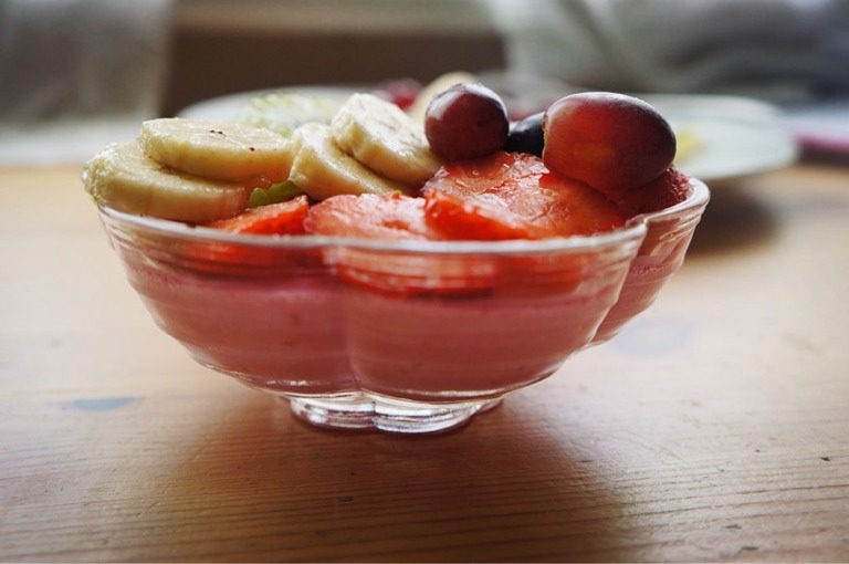 覆盆子酸奶甜品,可以在表面铺一层自己喜欢吃的水果