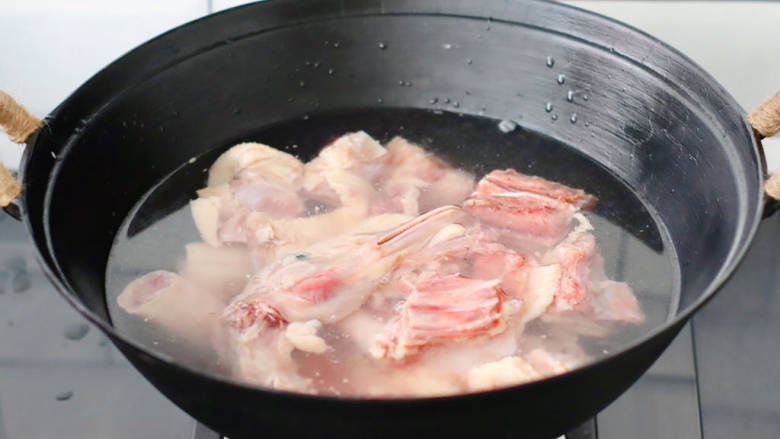 铁锅炖大鹅,锅中倒入适量的清水，放入洗净的鹅肉块。