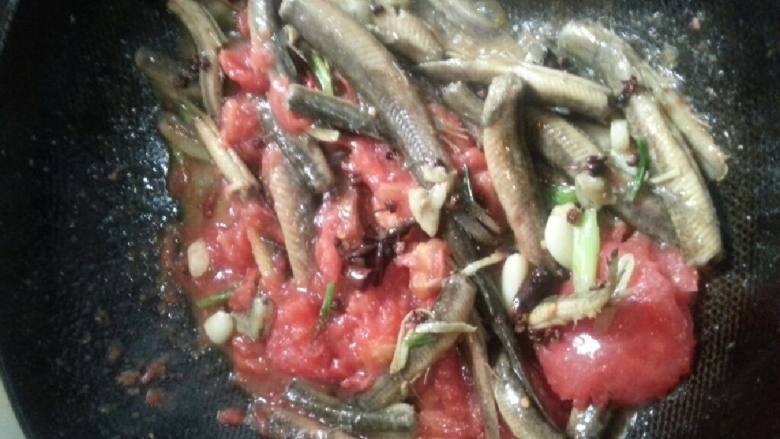 西红柿炖泥鳅,加入西红柿炒两分钟。