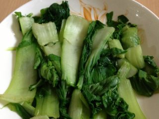 红烧鱼腩,绿叶菜洗净用沸水焯熟，沥干垫盘