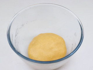 杏仁小酥饼,混合均匀后和成面团。