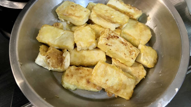 黄瓜烧豆腐,一面煎到焦黄翻面继续煎到两面焦黄，盛出备用